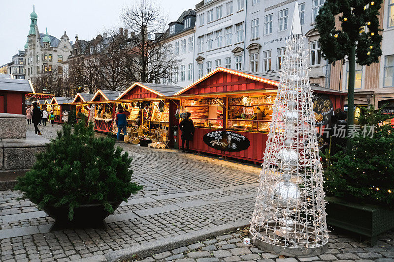 哥本哈根圣诞市场Højbro Plads的木制摊位